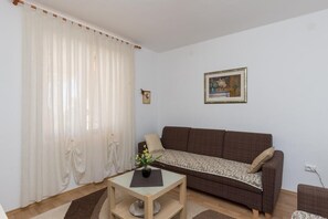 Appartement (Two-Bedroom Apartment with Terrace) | Salle de séjour | Télévision à écran plat