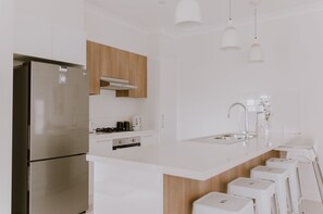 Frigorifero, microonde, forno, piano cottura