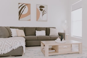 Smart TV, books - Xenya Accommodation,Mudgee NSW 2 Bedroom 2 Bathroom Guesthouse, Perfect Location (Mudgee)