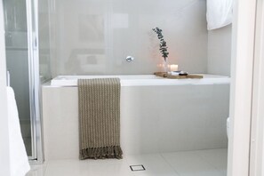 Bathtub, hair dryer, towels, soap - Xenya Accommodation,Mudgee NSW 2 Bedroom 2 Bathroom Guesthouse, Perfect Location (Mudgee)
