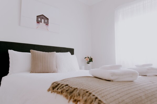 2 bedrooms, iron/ironing board, travel cot, free WiFi - Xenya Accommodation,Mudgee NSW 2 Bedroom 2 Bathroom Guesthouse, Perfect Location (Mudgee)