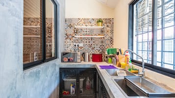 Casa de diseñador | Cocina privada | Refrigerador con congelador, microondas y parrilla de estufa