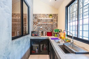 Casa de diseño | Cocina privada | Frigorífico grande, microondas, placa de cocina y hervidor eléctrico