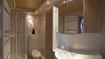 Dusche, Haartrockner, HandtĂŒcher, Seife