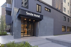 A modern building with a sign reading "Smile Hotel". - Smile Hotel Osaka Nakanoshima (Osaka)