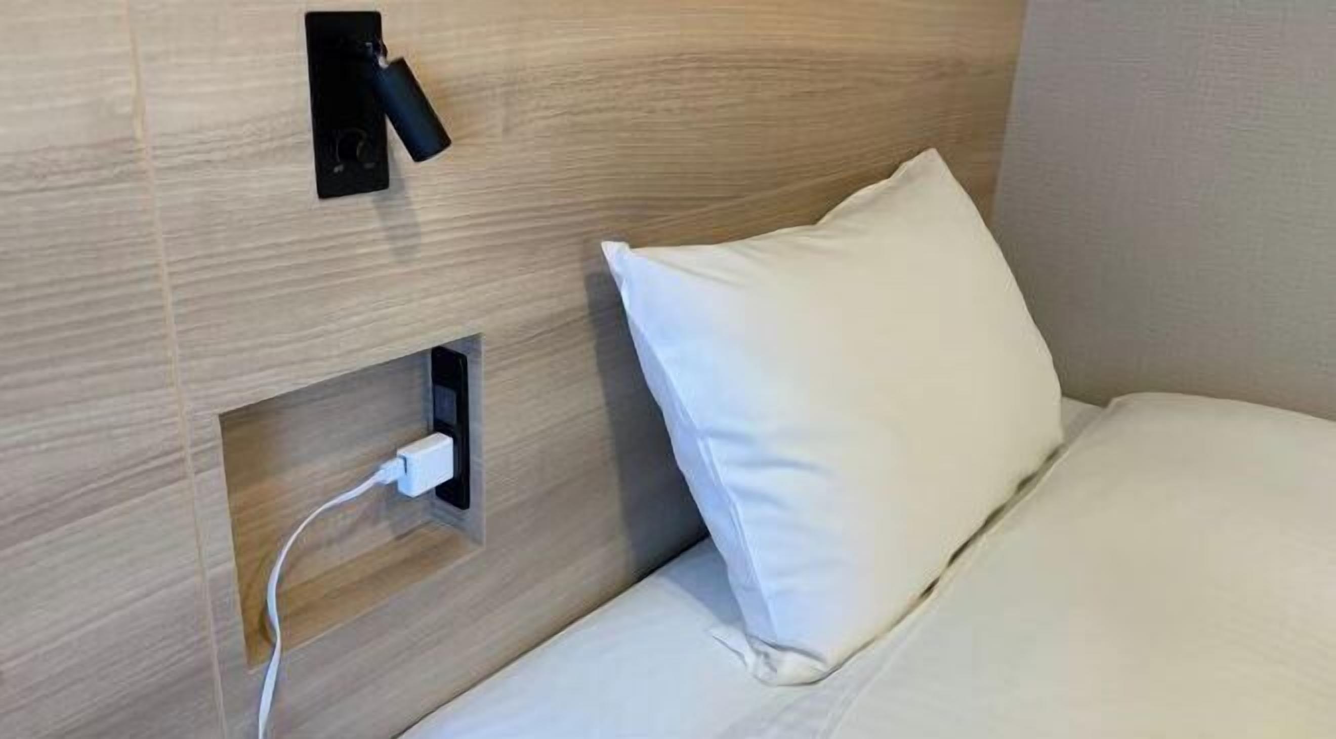 Escritorio, wifi gratis, ropa de cama