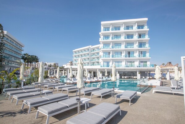 Kauden mukainen ulkouima-allas avoinna 10.00–18.00, ilmaisia cabañoita