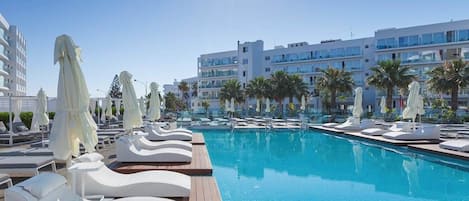 Kolam renang terbuka bermusim, kabana percuma, payung kolam