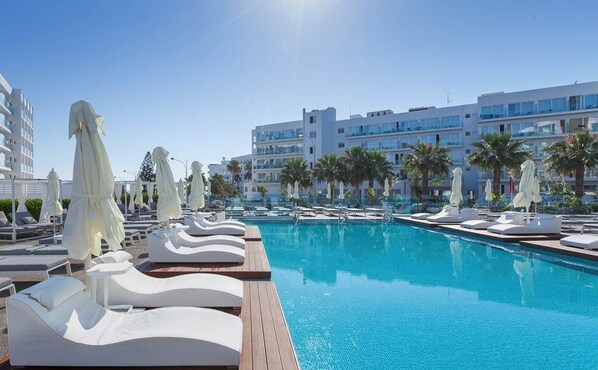 Una piscina al aire libre de temporada, camas de piscina gratis