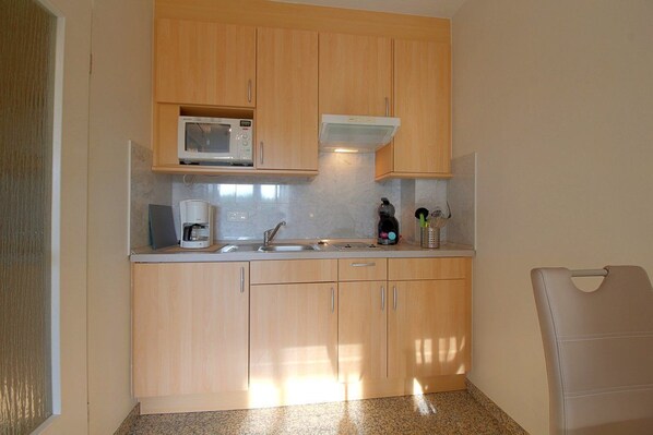 Køleskab, mikrobølgeovn, kaffe-/temaskine, elkedel