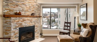 Gondola Getaway SKI IN/SKI OUT! 2 BD, 3 BA, Sleeps 6-8 Pool, Hot Tubs, Sheraton Condo 708