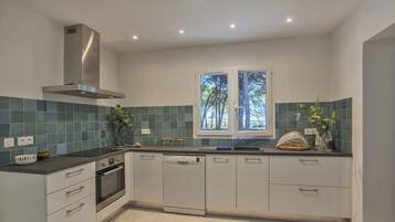 Een koelkast, een microgolfoven, een oven, een kookplaat