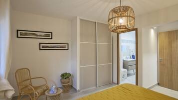 3 slaapkamers, een bureau, een strijkplank/strijkijzer, reisbedje