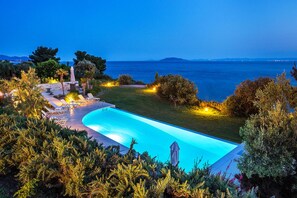 Outdoor pool - Luxury Beach Villa with an Infinity Pool (Halkidiki)