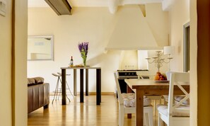 Dining - Beautiful spacious 2 bed-roomed apartment in the centre of the old town. (Nice)