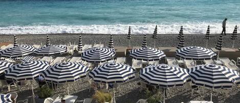 بالقرب من الشاطئ