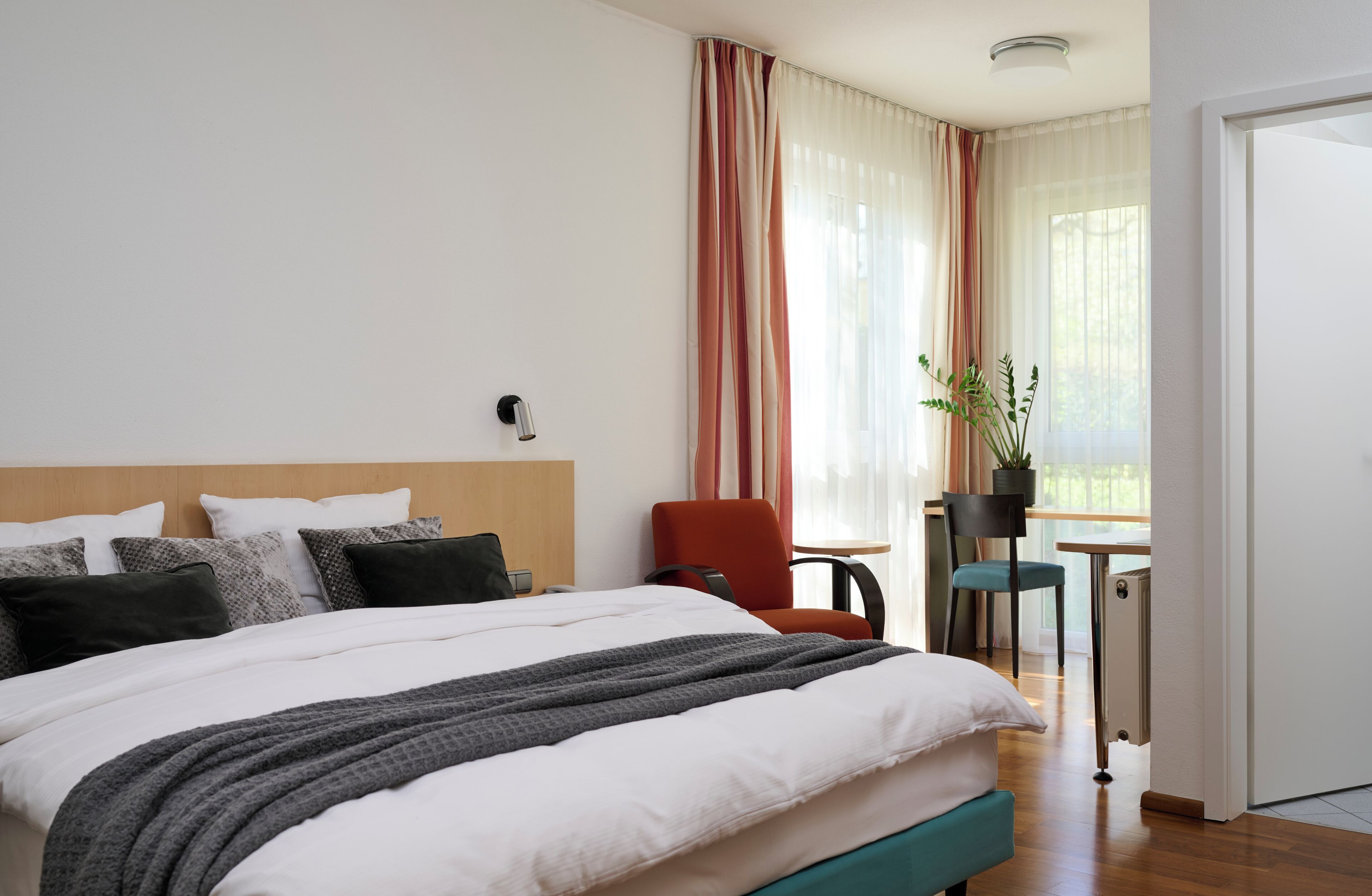 Business Room | Hypo-allergenic bedding, minibar, in-room safe, individually decorated