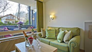 Kamar Standar | Seprai antialergi, minibar, brankas, dan didekorasi berbeda-beda