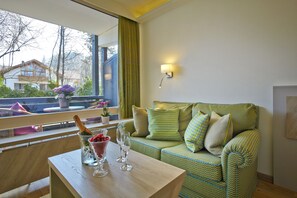 Standard Room | Hypo-allergenic bedding, minibar, in-room safe, individually decorated - Hotel Schloss Berg (Berg)