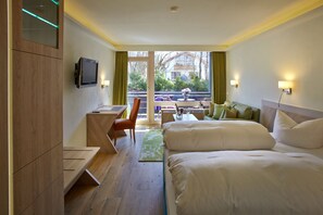 Hypo-allergenic bedding, minibar, in-room safe, individually decorated - Hotel Schloss Berg (Berg)