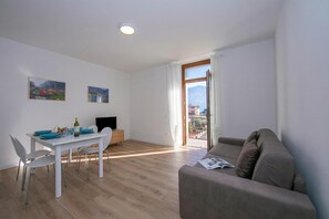 家庭公寓, 多间卧室 (Appartamento Verde) | 起居区 | 21-英寸纯平电视 （配备数码频道）、电视