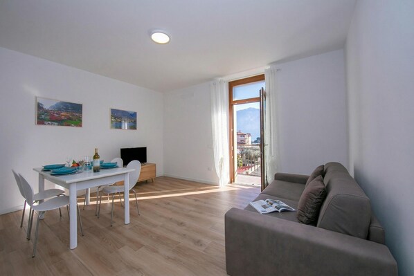 家庭公寓, 1 间卧室 (Appartamento Verde) | 起居区 | 21-英寸纯平电视 （配备数码频道）、电视