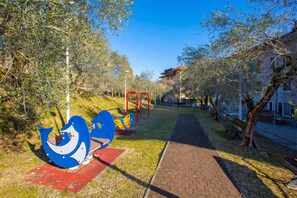 Familienapartment, Mehrere Schlafzimmer (Appartamento Verde) | Außen-Kinderspielplatz
