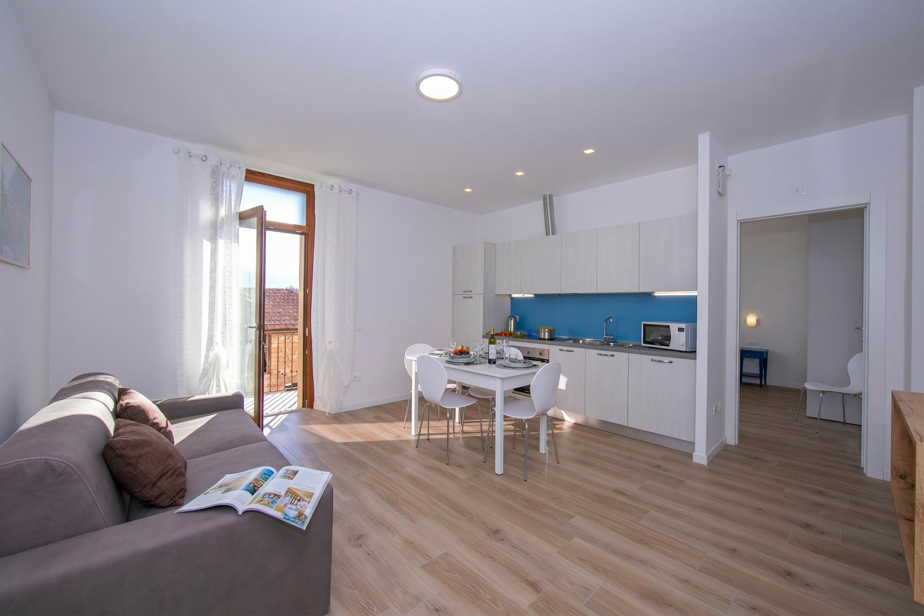 Un apartamento moderno con sala de estar, comedor y cocina.