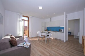 Un apartamento moderno con sala de estar, comedor y cocina.