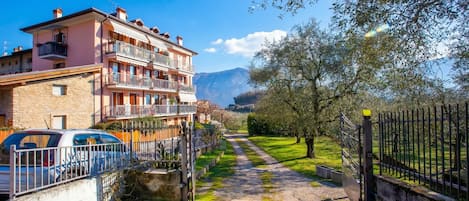 Family Apartment, Multiple Bedrooms (Appartamento Verde) | Parking | Free self-parking