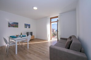 Departamento familiar, varias habitaciones (Appartamento Verde) | Área de sala de estar | Televisión de pantalla plana de 21 pulgadas con canales digitales