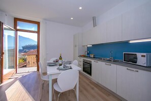 Family Apartment, Multiple Bedrooms (Appartamento Blu) | Private kitchen | Fridge, microwave, oven, stovetop