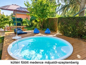 Piscina all'aperto, una piscina riscaldata