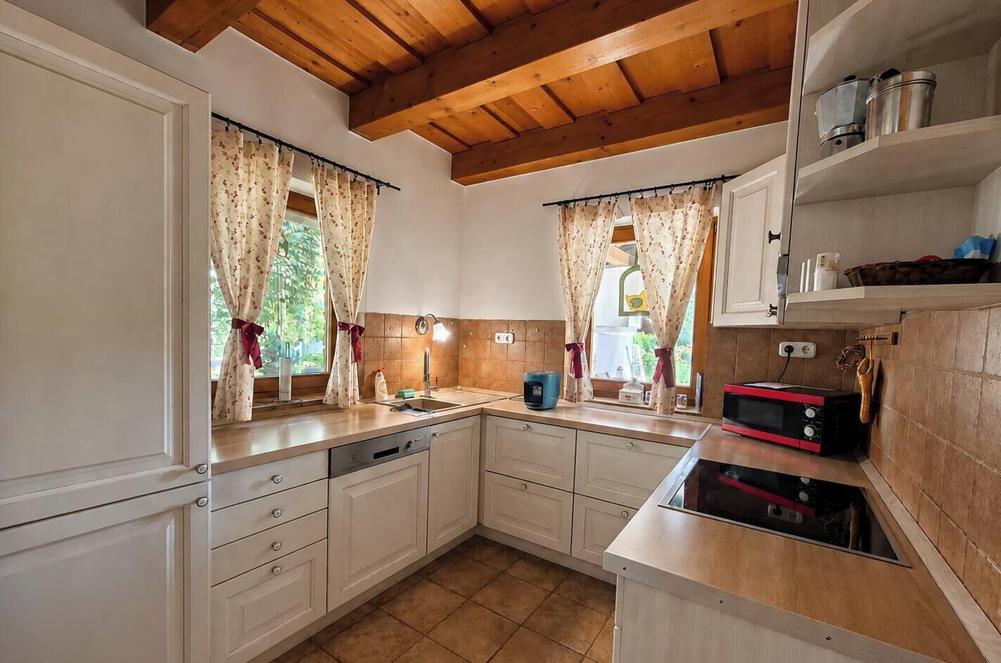 Wasserkocher mit Kaffee-/Teezubehör, Kühlschrank, Mikrowelle, Ofen