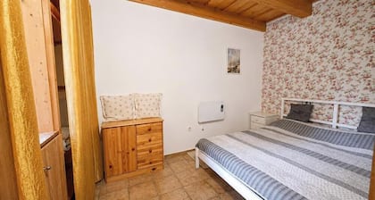 Parasztház jellegű apartman, fűtött, kerti medencével a nyári szezonban.