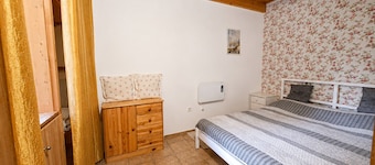Parasztház jellegű apartman, fűtött, kerti medencével a nyári szezonban.