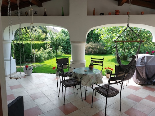 Parasztház jellegű apartman, fűtött, kerti medencével a nyári szezonban.