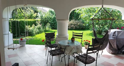 Parasztház jellegű apartman, fűtött, kerti medencével a nyári szezonban.