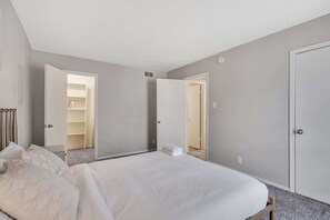 1 bedroom, iron/ironing board, WiFi, bed sheets - Relaxing 1BR Suite in Heart of Midland (Midland)