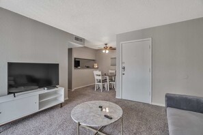 TV - Relaxing 1BR Suite in Heart of Midland (Midland)
