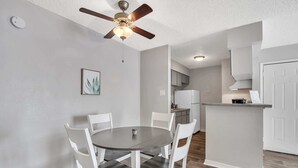 Dining - Relaxing 1BR Getaway in Heart of Midland (Midland)
