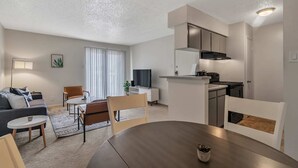 TV - Relaxing 1BR Getaway in Heart of Midland (Midland)