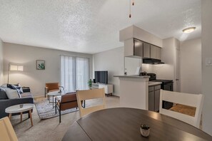 TV - Relaxing 1BR Getaway in Heart of Midland (Midland)