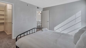 1 bedroom, iron/ironing board, free WiFi, bed sheets - Relaxing 1BR Getaway in Heart of Midland (Midland)