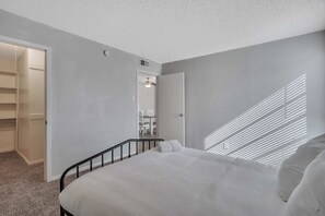 1 bedroom, iron/ironing board, free WiFi, bed sheets - Relaxing 1BR Getaway in Heart of Midland (Midland)