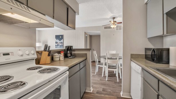Coffee/tea maker, fridge, microwave, oven - Relaxing 1BR Getaway in Heart of Midland (Midland)