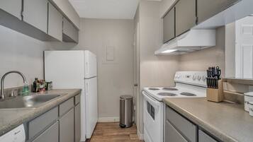 Lemari es, microwave, oven, dan kompor