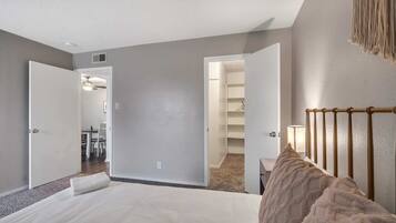 Apartemen (1 Bedroom) | 1 kamar tidur, setrika/meja setrika, dan seprai linen