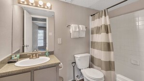 Apartment (1 Bedroom) | Bathroom | Bathtub - Spacious 1BR Flat in Heart of Midland (Midland)