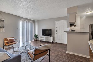 Apartemen (1 Bedroom) | Area keluarga | TV